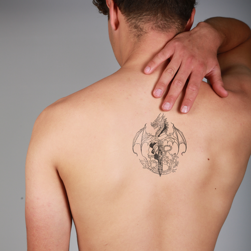 tatouage ephemere dragon avec epee style puissant et legendaire