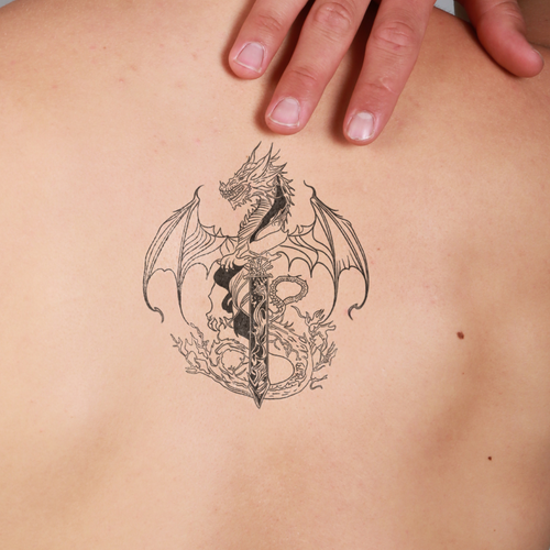 tatouage temporaire dragon avec epee dos inspiration force et courage