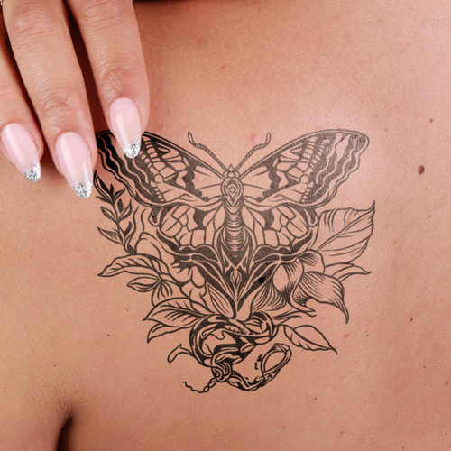 tatouage temporaire papillon fleuri discret sur epaule