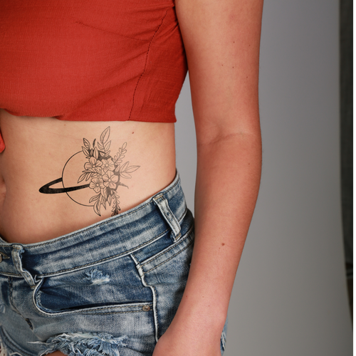 tatouage ephemere saturne floral style cosmique et delicat