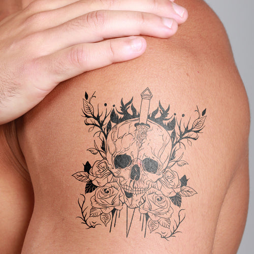 tatouage temporaire tete de mort poignard sur epaule