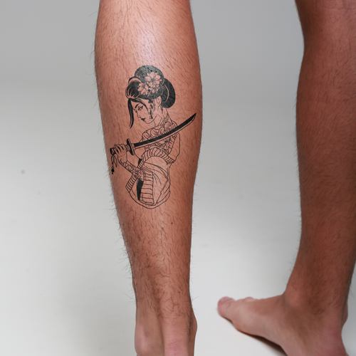 tatouage ephemere geisha sabre style japonais et puissant