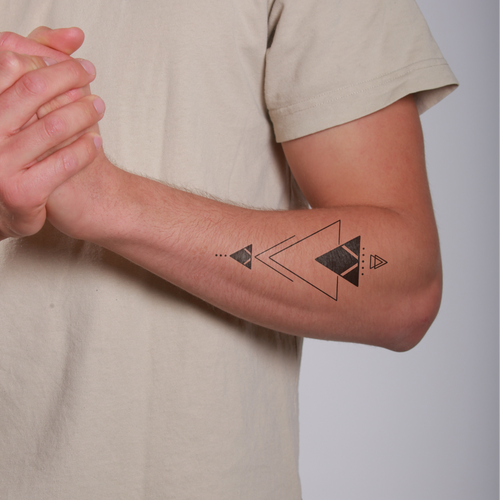 tatouage ephemere triangle geometrique style minimaliste et moderne