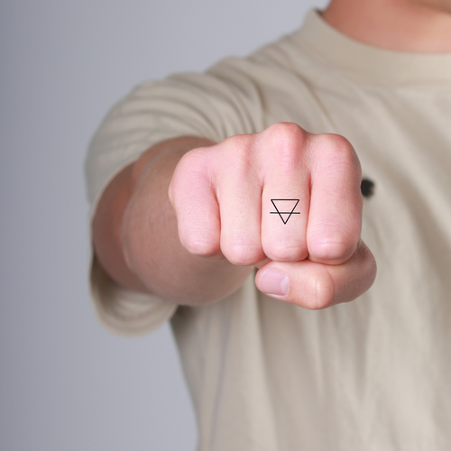 tatouage ephemere symbole terre porte sur le doigt design spirituel et minimaliste