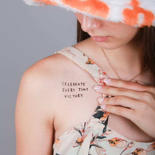 tatouage ephemere celebrate every tiny victory style inspirant et positif