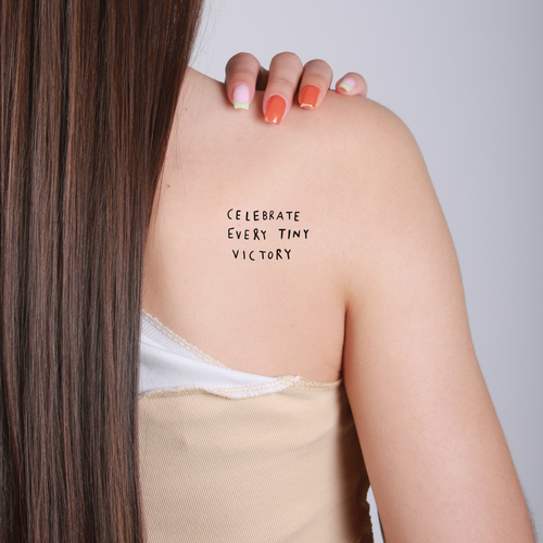tatouage temporaire citation celebrate every tiny victory inspiration motivation et gratitude