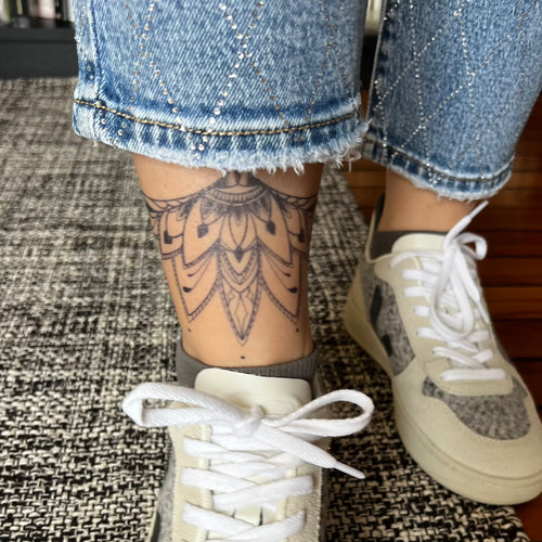Tatuagem na zona inferior das mamas