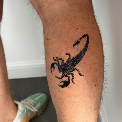 tatouage ephemere scorpion style puissant et mystique