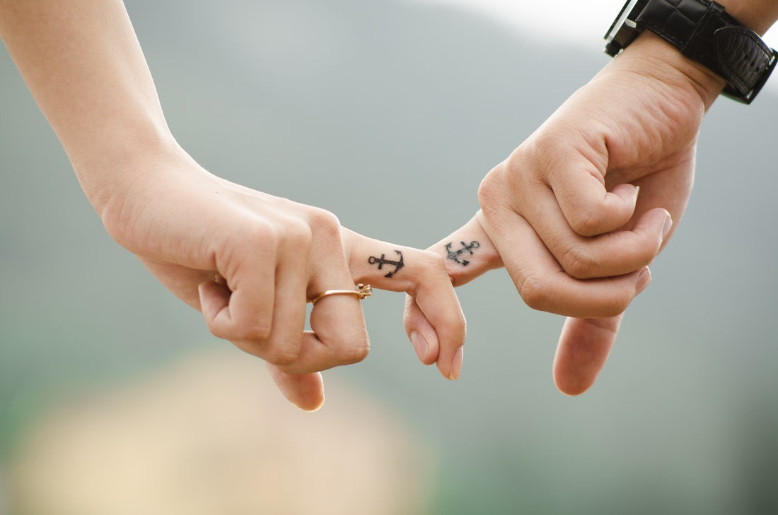 Tatouage ancre sur mains