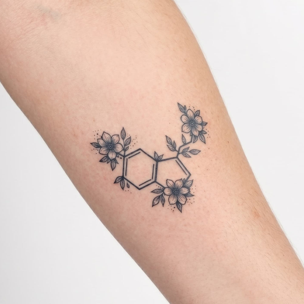 Tatouage ephemere femme fleur et motif geometrique