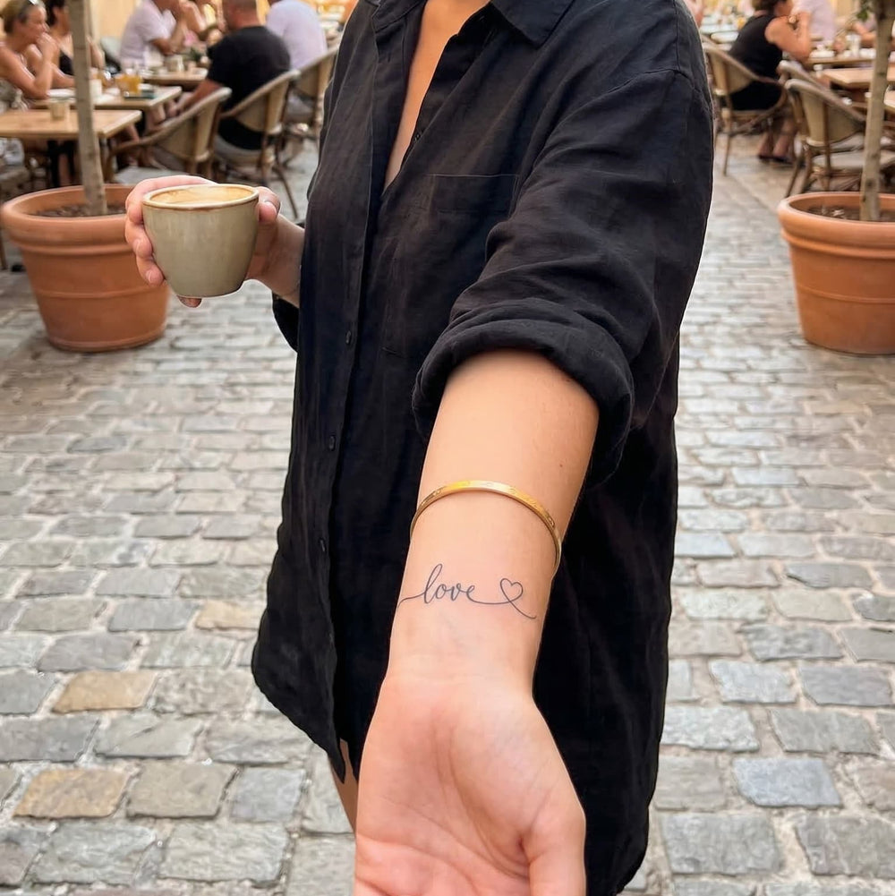 Tatouage ephemere femme love au poignet