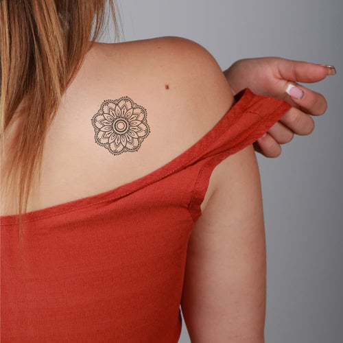 Tatouage fleur mandala été pour femme sur épaule