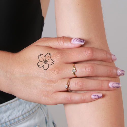 Tatouage fleur minimaliste pour femme emplacement sur la main