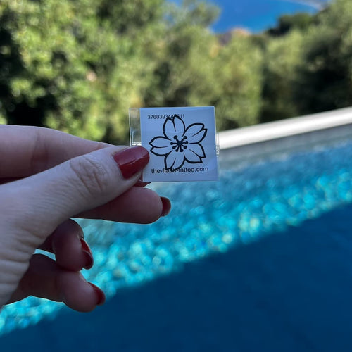 Tatouage petite fleur minimaliste