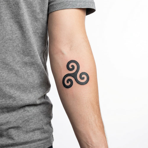 Tatouage homme triskele viking longue durée