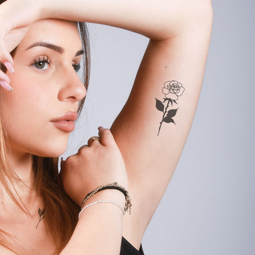 Tatouage rose pure pour femme sur le bras