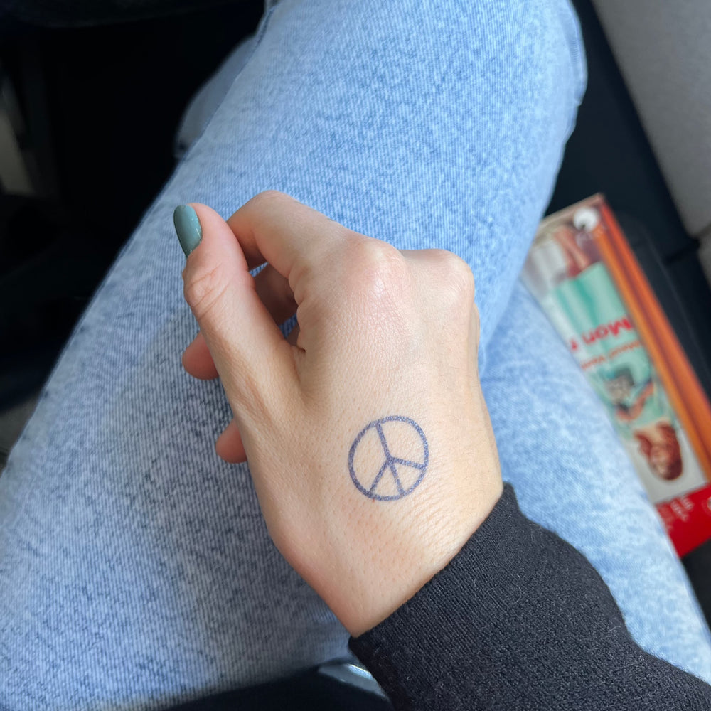 Tatuagem de paz e amor